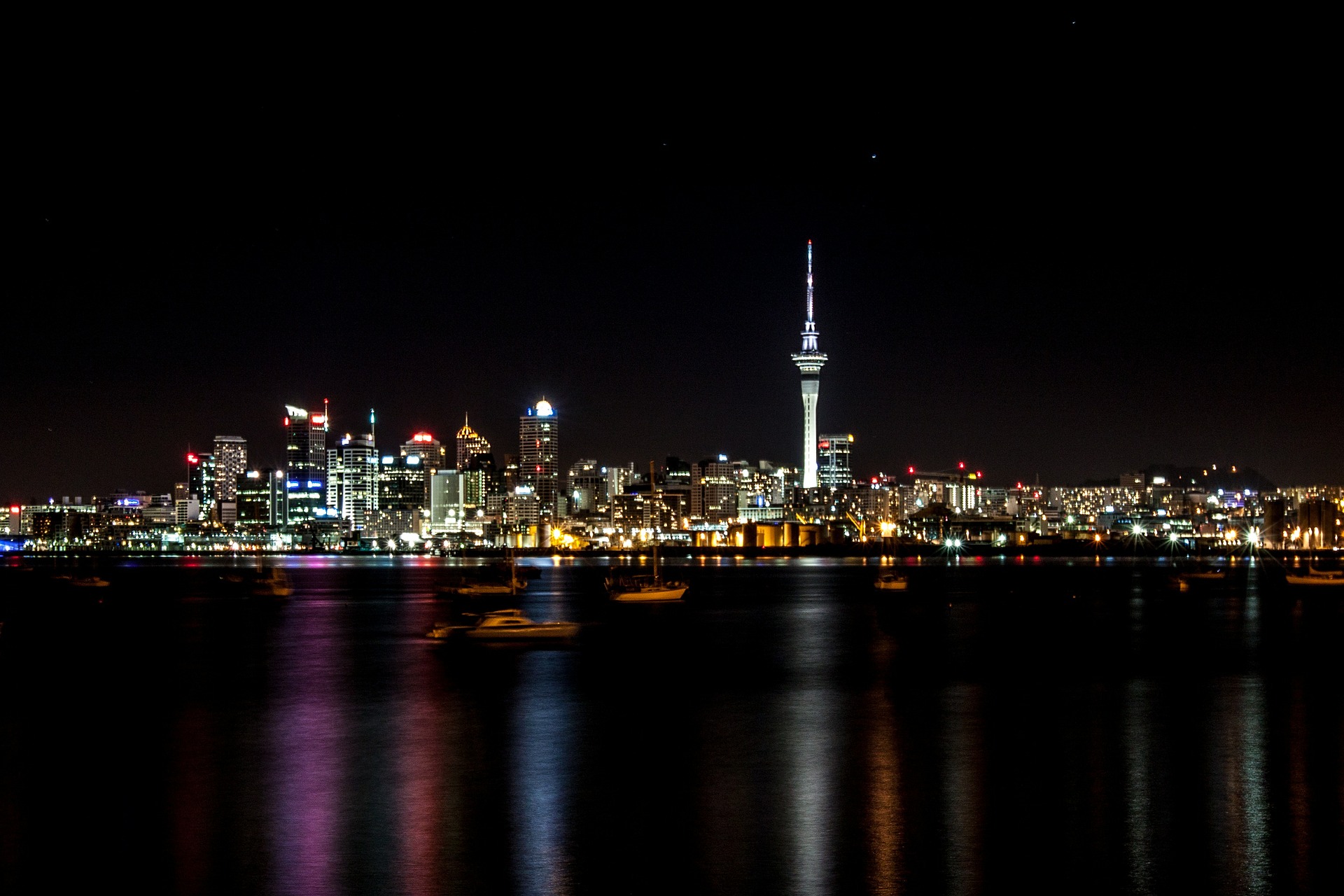 Skyline-nocturno-de-Auckland-FSL